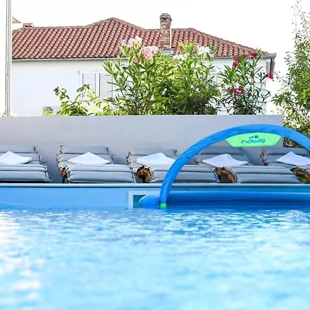 Urbana With Pool *