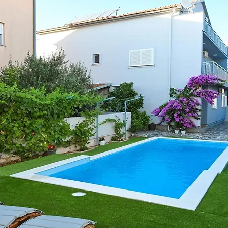 בית נופש Urbana With Pool זאדאר
