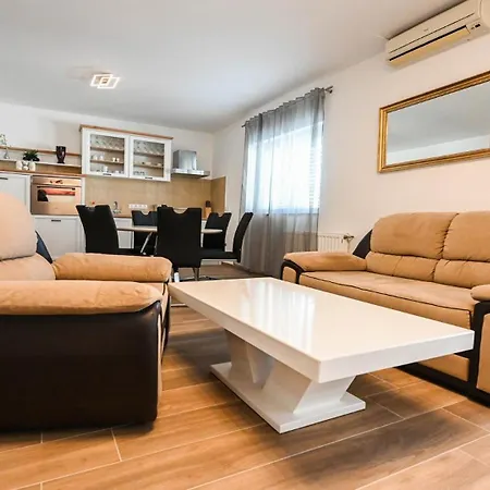 בית נופש Urbana With Pool *