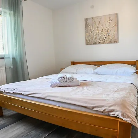 בית נופש Urbana With Pool זאדאר