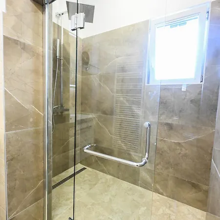 בית נופש Urbana With Pool זאדאר
