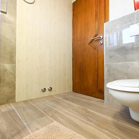 בית נופש Urbana With Pool זאדאר