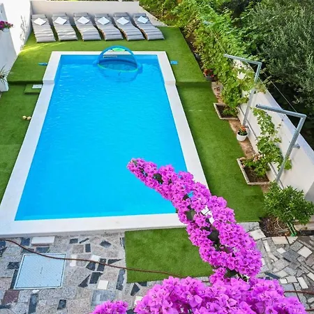 Urbana With Pool Ferienhaus