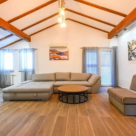 Ferienhaus Urbana With Pool