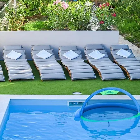 Будинок відпочинку Urbana With Pool *