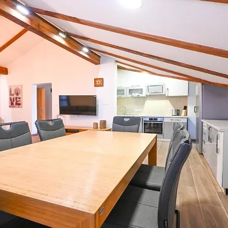 Urbana With Pool Задар