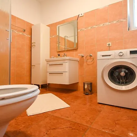 Будинок відпочинку Urbana With Pool