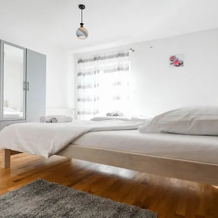 Urbana With Pool Holiday home Zadar