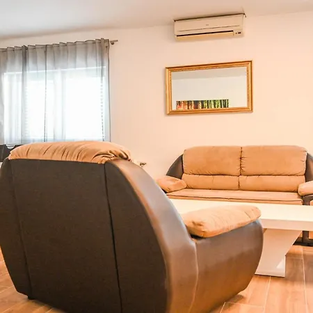 Urbana With Pool Задар