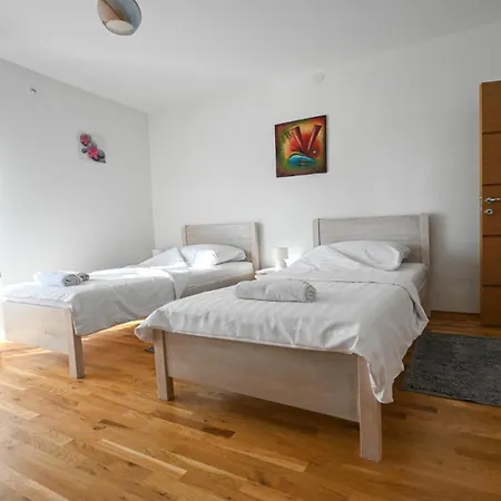 Urbana With Pool Будинок відпочинку