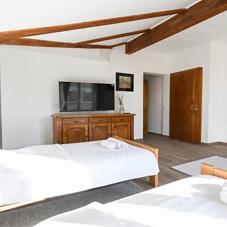 Urbana With Pool Будинок відпочинку