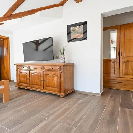 Urbana With Pool Будинок відпочинку