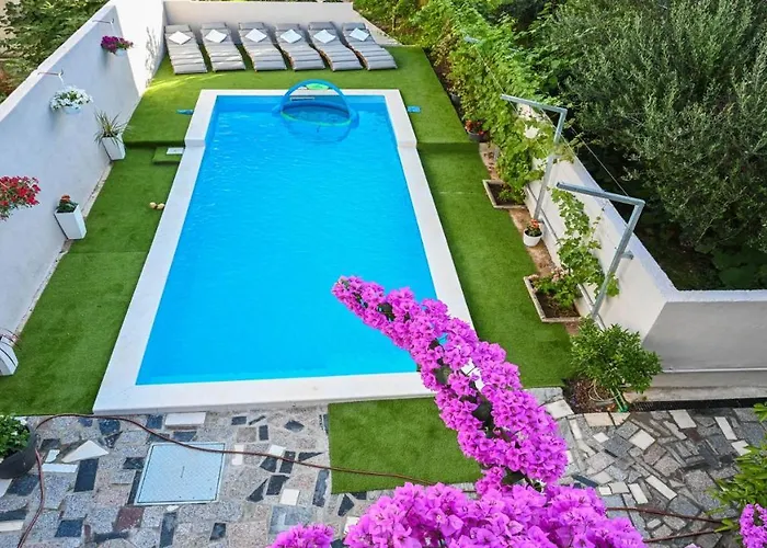 Urbana With Pool Semesterbostad