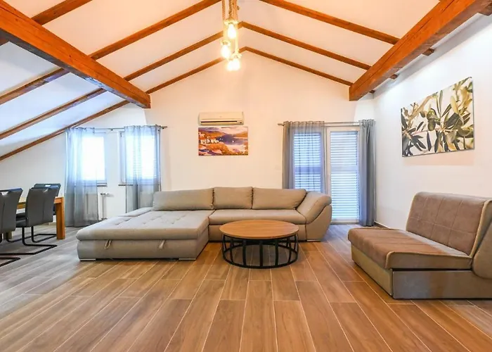 Semesterbostad Urbana With Pool