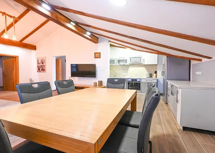 Urbana With Pool Zadar