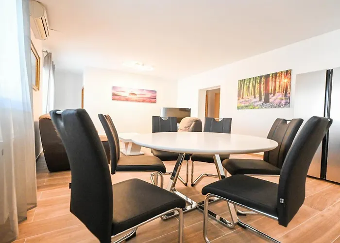 Semesterbostad Urbana With Pool Zadar