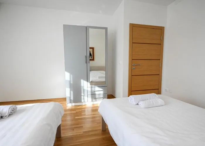 Urbana With Pool Zadar