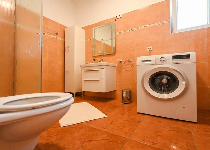 Semesterbostad Urbana With Pool