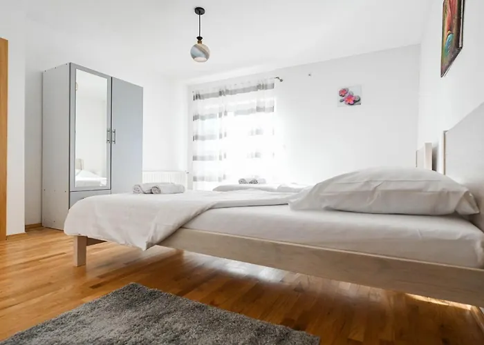 Urbana With Pool Semesterbostad Zadar